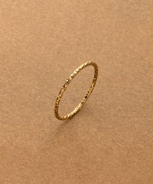 【サージカルステンレス】光を受けてキラキラと煌めくステンレス製の華奢リング