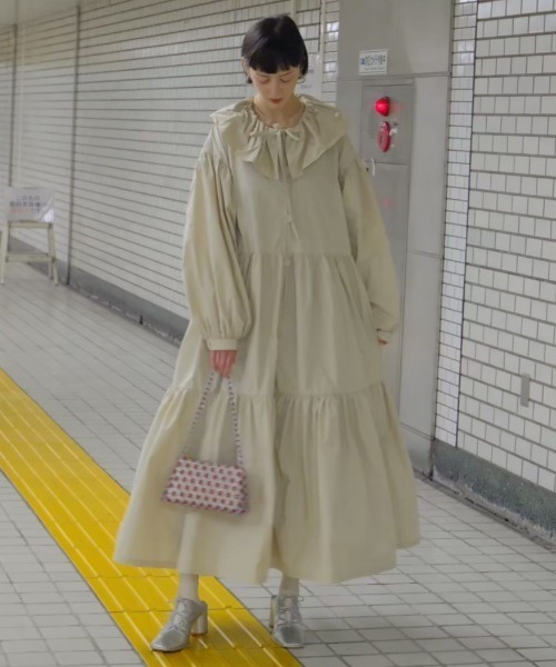 HONEY MI HONEY（ハニーミーハニー）の「taffeta tiered one-piece coat（トレンチコート・レディース・ベージュ・FREE）」の2枚目の写真