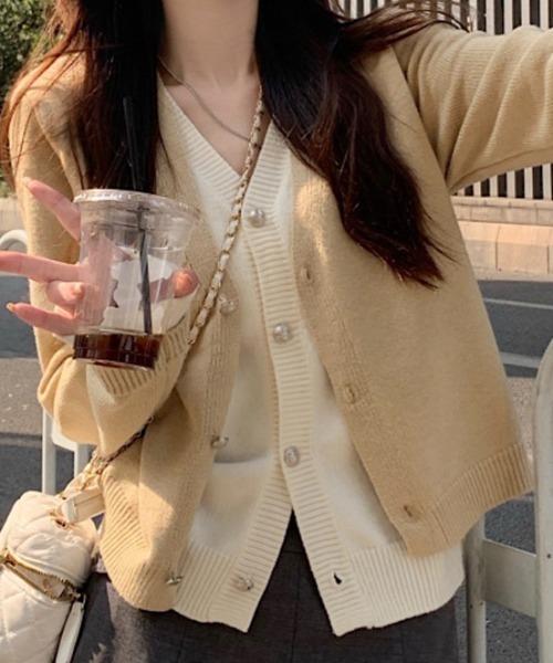 Mejoul(メジュール)の「【2026春夏新作】パールボタン付き 配色レイヤードVネックアンサンブルカーディガン(カーディガン/ボレロ・レディース・グレー/ブラック/ピンク/ベージュ・F)」の5枚目の写真