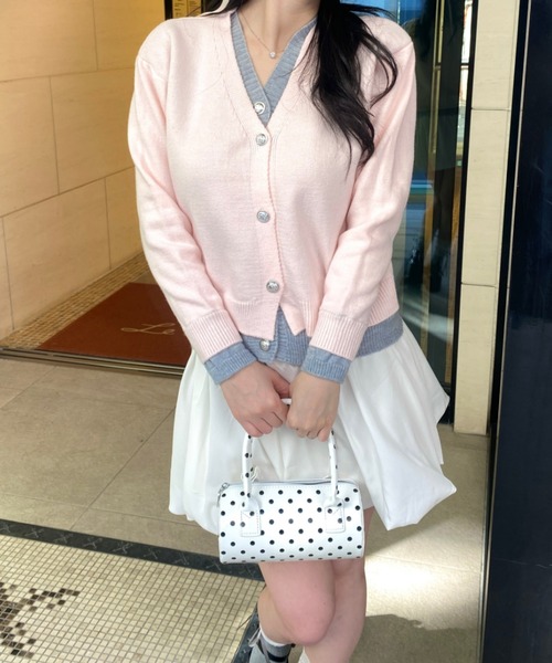 Mejoul(メジュール)の「【2026春夏新作】パールボタン付き 配色レイヤードVネックアンサンブルカーディガン(カーディガン/ボレロ・レディース・グレー/ブラック/ピンク/ベージュ・F)」の8枚目の写真