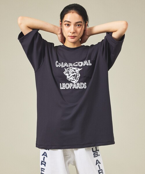 AMERICANA(アメリカーナ)の「【Americana(アメリカーナ)× ORIGINAL Charcoal(オリジナル チャコール)】Leopards Pocket TechT -Shirt(Tシャツ/カットソー・メンズ・ホワイト/チャコールグレー・M/L)」の1枚目の写真