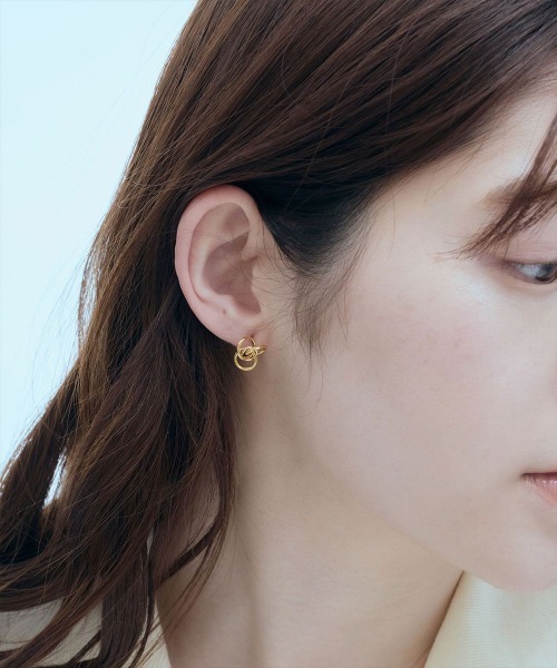 Jolie Toujours(ジョリトゥジュール)の「【汗や水に強い】〈ステンレス〉パールキャッチノットピアス(ピアス(両耳用)・レディース・シルバー/ゴールド・FREE)」の5枚目の写真