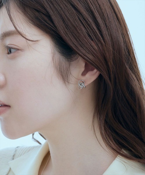 Jolie Toujours(ジョリトゥジュール)の「【汗や水に強い】〈ステンレス〉パールキャッチノットピアス(ピアス(両耳用)・レディース・シルバー/ゴールド・FREE)」の6枚目の写真