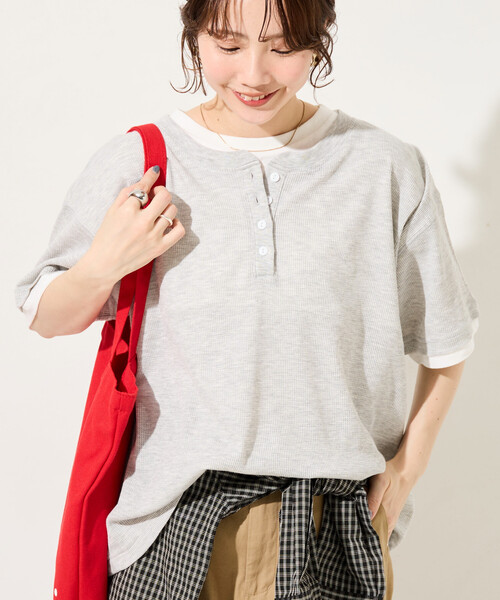 FREAK'S STORE(フリークスストア)の「限定展開 ライト ワッフル ヘンリーネック レイヤード 半袖 Tシャツ(Tシャツ/カットソー・レディース・ナチュラル/ネイビー/スミクロ/グリーン/ピンク/ライトグレー・フリ-)」の3枚目の写真