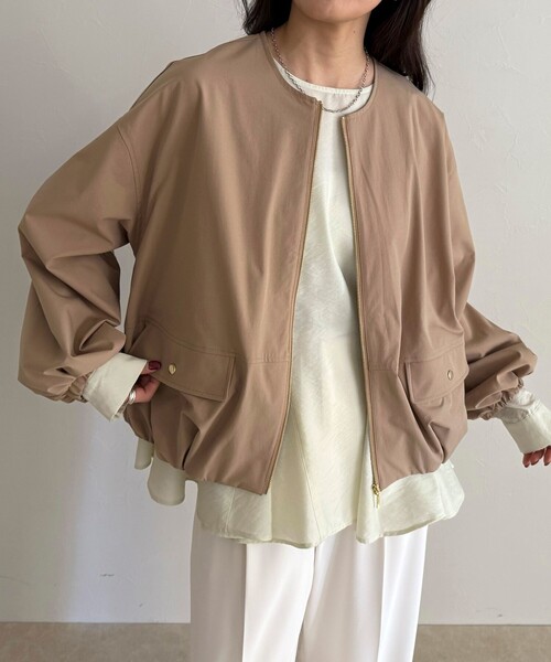 fredy emue（フレディエミュ）の「2WAYノーカラー撥水サーブルクロスブルゾン（ブルゾン・レディース・ネイビー/ベージュ・38）」の2枚目の写真