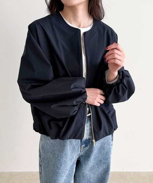 fredy emue（フレディエミュ）の「2WAYノーカラー撥水サーブルクロスブルゾン（ブルゾン・レディース・ネイビー/ベージュ・38）」の7枚目の写真