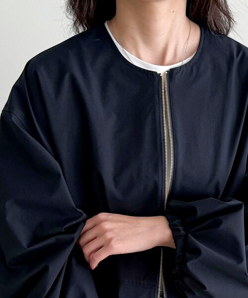 fredy emue（フレディエミュ）の「2WAYノーカラー撥水サーブルクロスブルゾン（ブルゾン・レディース・ネイビー/ベージュ・38）」の9枚目の写真