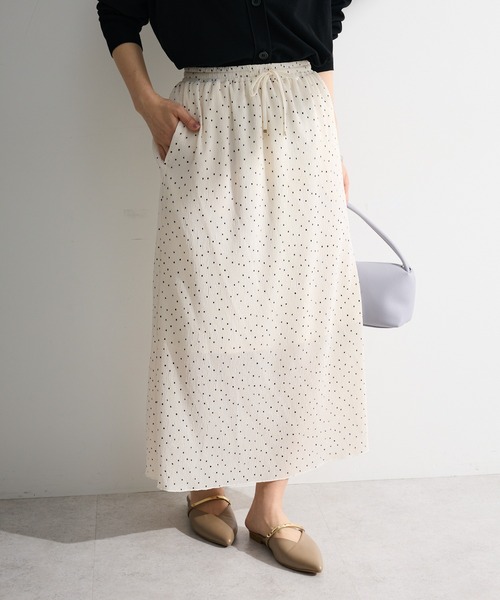 Green　Parks（グリーンパークス）の「楊柳プリーツスカート（スカート・レディース・ブラック/ホワイト系その他2/グレー・FREE）」の2枚目の写真