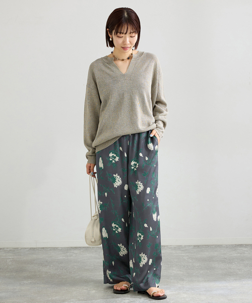 IENA（イエナ）の「Deveauxボタニカルフラワープリントパンツ（その他パンツ・レディース・チャコールグレー/アイボリー・38/36）」の3枚目の写真