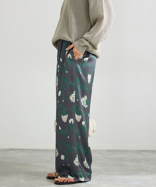 IENA（イエナ）の「Deveauxボタニカルフラワープリントパンツ（その他パンツ・レディース・チャコールグレー/アイボリー・38/36）」の6枚目の写真