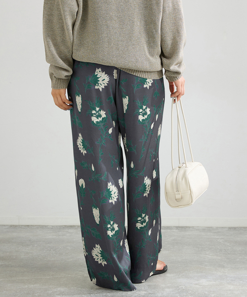 IENA（イエナ）の「Deveauxボタニカルフラワープリントパンツ（その他パンツ・レディース・チャコールグレー/アイボリー・38/36）」の7枚目の写真