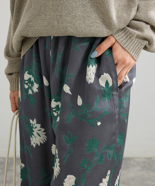 IENA（イエナ）の「Deveauxボタニカルフラワープリントパンツ（その他パンツ・レディース・チャコールグレー/アイボリー・38/36）」の9枚目の写真