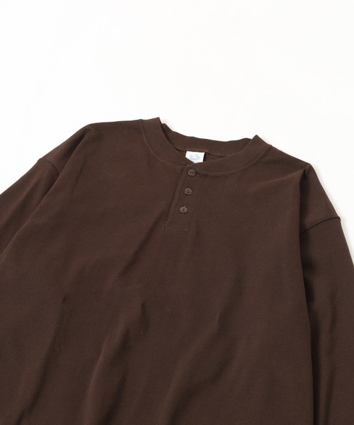 FRUIT OF THE LOOM(フルーツオブザルーム)の「ヘビーオンスL/Sヘンリーネック 長袖(Tシャツ/カットソー・メンズ・ブラウン/ホワイト・M/L/XL/XXL)」の2枚目の写真