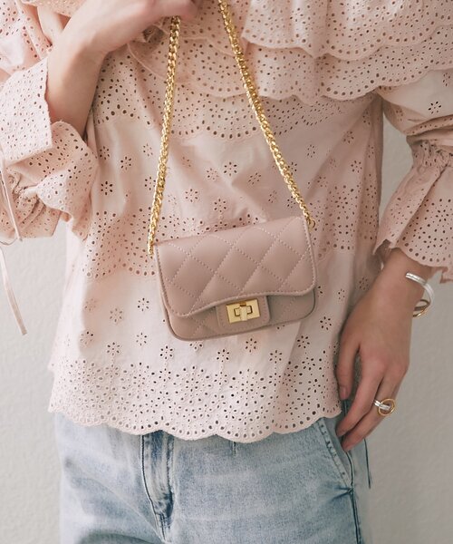 La boutique BonBon（ラブティックボンボン）の「【オウレンティ】ミニキルティングチェーンバッグ（トートバッグ・レディース・オフホワイト/ピンク/ブラック・FREE）」の3枚目の写真