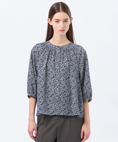 MACKINTOSH PHILOSOPHY（ﾏｯｷﾝﾄｯｼｭ ﾌｨﾛｿﾌｨｰ）の「バイカラーフラワープリントブラウス（シャツ/ブラウス・レディース・グレー系その他2/ホワイト系その他・36/38）」の2枚目の写真