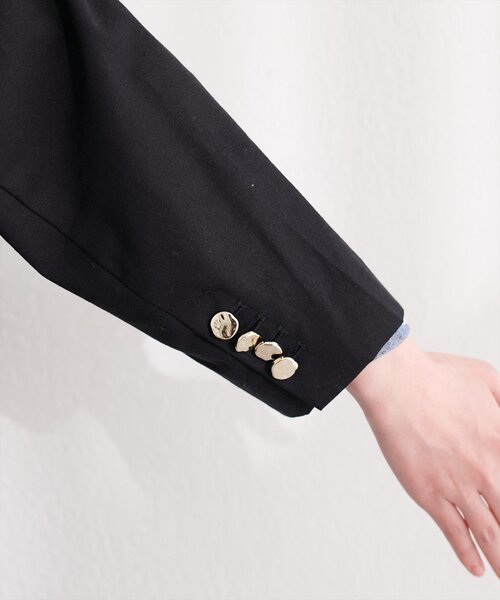 natural couture(ナチュラルクチュール)の「〈osono〉べこべこ金釦綿麻テーラードジャケット(テーラードジャケット・レディース・ネイビー/ブラック/ライトベージュ/ベージュ・FREE)」の12枚目の写真
