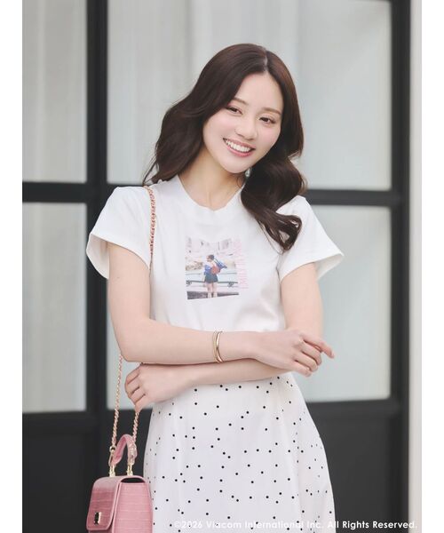 MERCURYDUO（マーキュリーデュオ）の「【EMILY IN PARISコラボ】バーティカルフォトTシャツ（Tシャツ/カットソー・レディース・オフホワイト・FREE）」の2枚目の写真