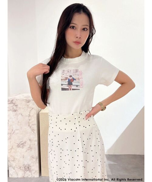 MERCURYDUO（マーキュリーデュオ）の「【EMILY IN PARISコラボ】バーティカルフォトTシャツ（Tシャツ/カットソー・レディース・オフホワイト・FREE）」の11枚目の写真