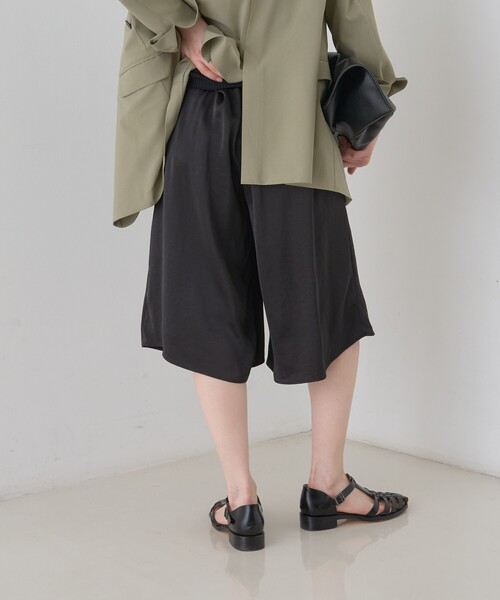 Rouge vif（ルージュヴィフ）の「シックサテンハーフパンツ/ワイドキュロット/ウエストゴム（その他パンツ・レディース・ブラック・36/38）」の8枚目の写真