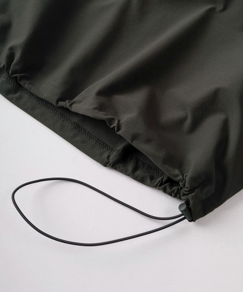 SlashDate(スラッシュデイト)の「【84】クラウドサーフニット 無地 ヘンリーネックTシャツ/ドローコード/ユニセックス/レディース/メンズ(Tシャツ/カットソー・メンズ・ベージュ/チャコールグレー/ホワイト・L/M)」の5枚目の写真