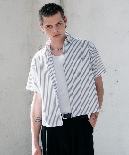 Regen Glanz（レーゲングランツ）の「cropped box fit stripe shirt/ クロップドボックスフィットストライプシャツ（シャツ/ブラウス・メンズ・ブルー/ライトホワイト・MEDIUM/SMALL/LARGE）」の2枚目の写真