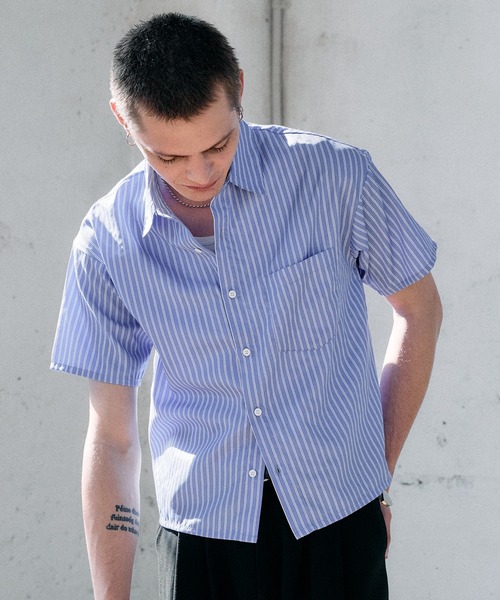 Regen Glanz（レーゲングランツ）の「cropped box fit stripe shirt/ クロップドボックスフィットストライプシャツ（シャツ/ブラウス・メンズ・ブルー/ライトホワイト・MEDIUM/SMALL/LARGE）」の16枚目の写真