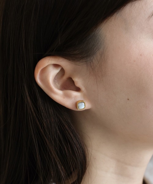 J by blue(ジェイバイブルー)の「シェルピアス / サージカルステンレス(ピアス(両耳用)・レディース・シルバー/ゴールド・FREE)」の2枚目の写真