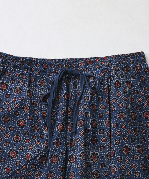 JOURNAL STANDARD relume(ジャーナルスタンダード レリューム)の「bunai / ブナイ 別注 アジュラク プリント イージーパンツ(その他パンツ・メンズ・アイボリー/ブラック/ネイビー/レッド・LARGE/MEDIUM)」の9枚目の写真