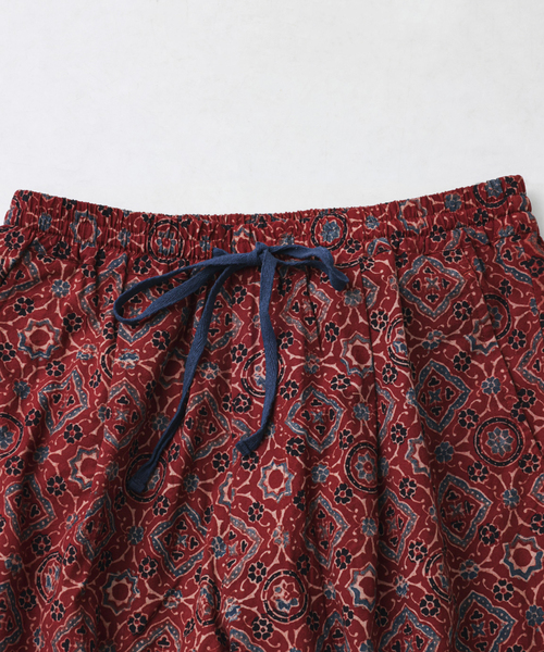 JOURNAL STANDARD relume(ジャーナルスタンダード レリューム)の「bunai / ブナイ 別注 アジュラク プリント イージーパンツ(その他パンツ・メンズ・アイボリー/ブラック/ネイビー/レッド・LARGE/MEDIUM)」の10枚目の写真