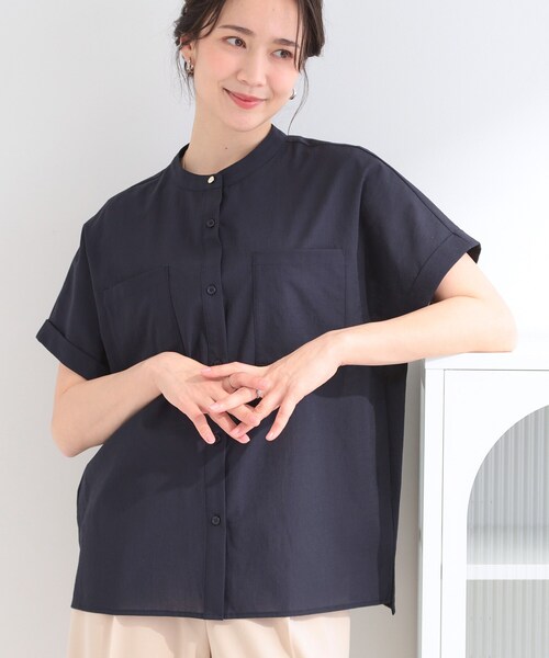 SHOO・LA・RUE(シューラルー)の「【さらり快適/洗濯機可/S-LL】風が通り抜ける 半袖バンドカラーシアーシャツ(シャツ/ブラウス・レディース・ライトイエロー系/ネイビー/オフホワイト/ライトブルー/ブラウン系その他・02/01/04/03)」の5枚目の写真