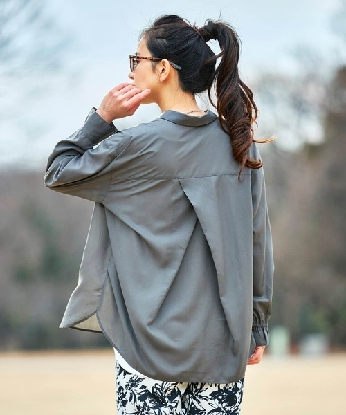 a.v.v（アーヴェヴェ）の「バックタックシアーシャツ【接触冷感/イージーケア】（シャツ/ブラウス・レディース・クリーム/ブルー/チャコールグレー/ベージュ/レッド・36/38/40）」の6枚目の写真