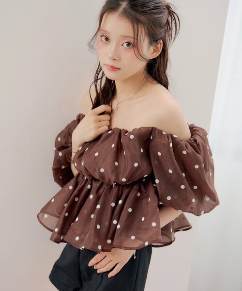 Chico（チコ）の「バルーンオフショルペプラムブラウス（シャツ/ブラウス・レディース・ブラック系その他2/ホワイト/ホワイト系その他2/ブラウン系その他2・FREE）」の4枚目の写真