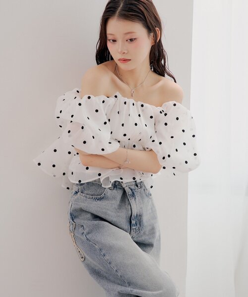 Chico（チコ）の「バルーンオフショルペプラムブラウス（シャツ/ブラウス・レディース・ブラック系その他2/ホワイト/ホワイト系その他2/ブラウン系その他2・FREE）」の5枚目の写真