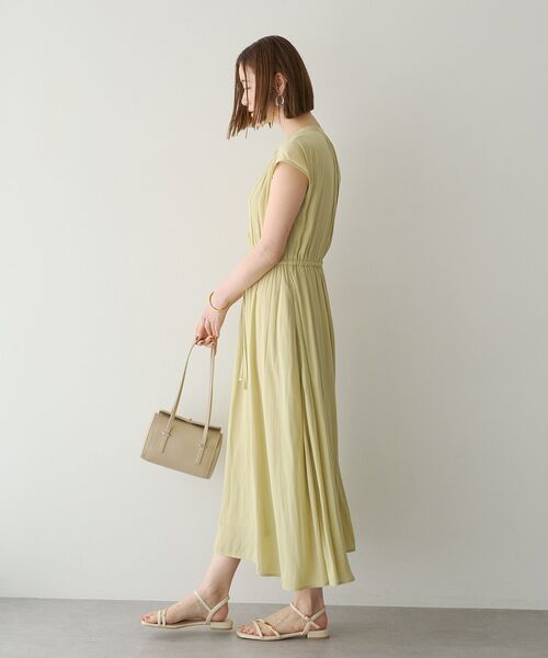 YECCA VECCA(イェッカヴェッカ)の「【接触冷感】ギャザードロストワンピース(ワンピース・レディース・ストライプ/ネイビー/イエロー・FREE)」の9枚目の写真