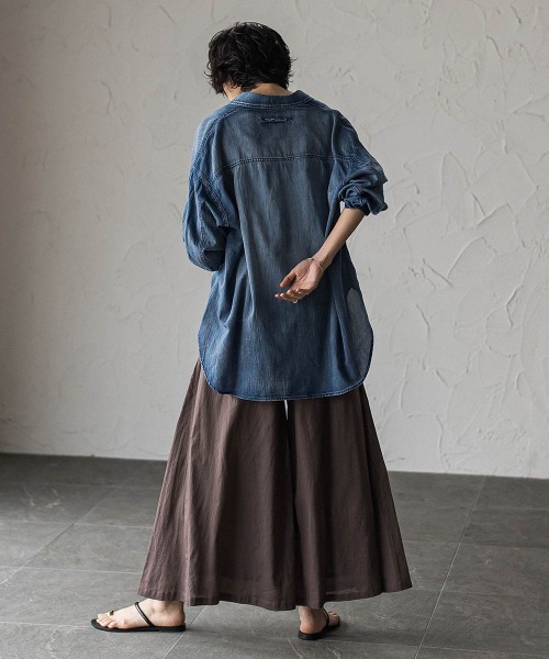 MAYSON GREY(メイソングレイ)の「シアーデニムオーバーシャツ(シャツ/ブラウス・レディース・ネイビー・M)」の6枚目の写真