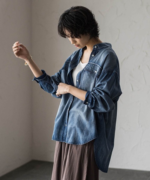 MAYSON GREY(メイソングレイ)の「シアーデニムオーバーシャツ(シャツ/ブラウス・レディース・ネイビー・M)」の3枚目の写真