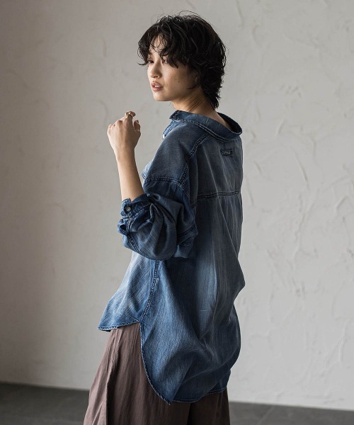 MAYSON GREY(メイソングレイ)の「シアーデニムオーバーシャツ(シャツ/ブラウス・レディース・ネイビー・M)」の4枚目の写真