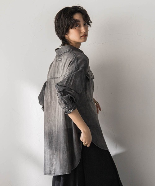 MAYSON GREY(メイソングレイ)の「シアーデニムオーバーシャツ(シャツ/ブラウス・レディース・ネイビー・M)」の10枚目の写真
