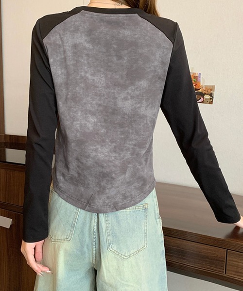 2ly2(トゥーリートゥー)の「ロゴプリント ラグランTシャツ(Tシャツ/カットソー・レディース・グレー/ベージュ/カーキ・FREE)」の4枚目の写真