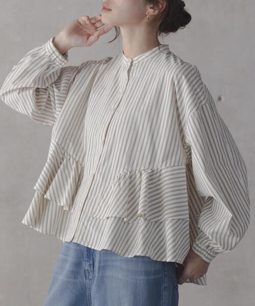 URBAN RESEARCH Sonny Label（アーバンリサーチサニーレーベル）の「『WEB限定』バンドカラーフリルストライプシャツ（シャツ/ブラウス・レディース・ホワイト系その他/ブラウン系その他/ブルー系その他・FREE）」の3枚目の写真