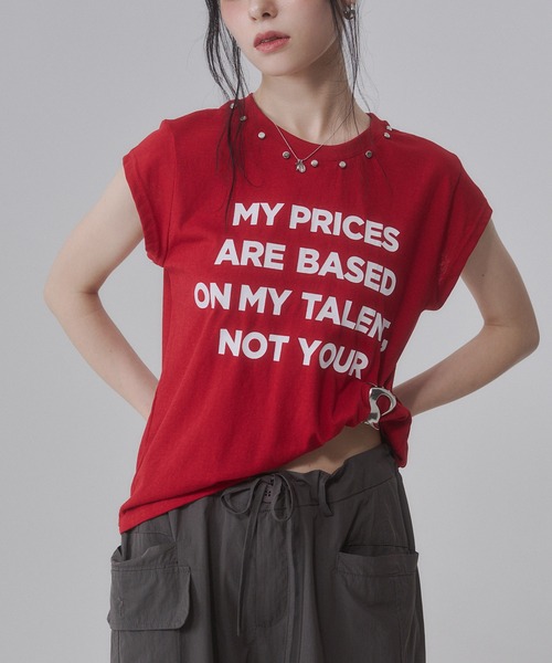 ENVYM(アンビー)の「スタッズ付き フロントロゴプリントルーズTシャツ(Tシャツ/カットソー・レディース・カーキ/レッド/ベージュ/グレー・FREE)」の4枚目の写真