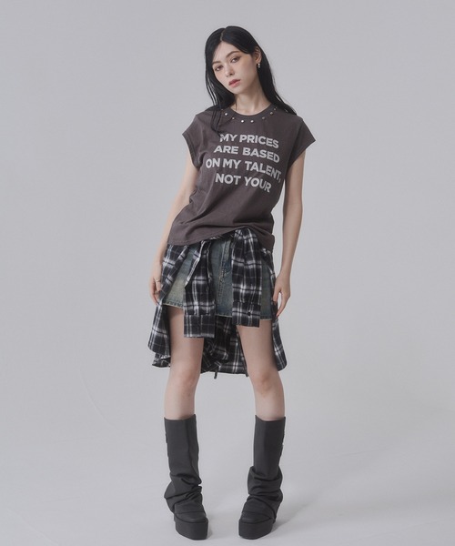 ENVYM(アンビー)の「スタッズ付き フロントロゴプリントルーズTシャツ(Tシャツ/カットソー・レディース・カーキ/レッド/ベージュ/グレー・FREE)」の6枚目の写真