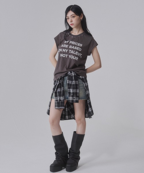 ENVYM(アンビー)の「スタッズ付き フロントロゴプリントルーズTシャツ(Tシャツ/カットソー・レディース・カーキ/レッド/ベージュ/グレー・FREE)」の7枚目の写真