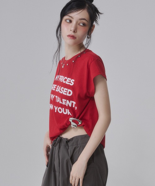 ENVYM(アンビー)の「スタッズ付き フロントロゴプリントルーズTシャツ(Tシャツ/カットソー・レディース・カーキ/レッド/ベージュ/グレー・FREE)」の9枚目の写真