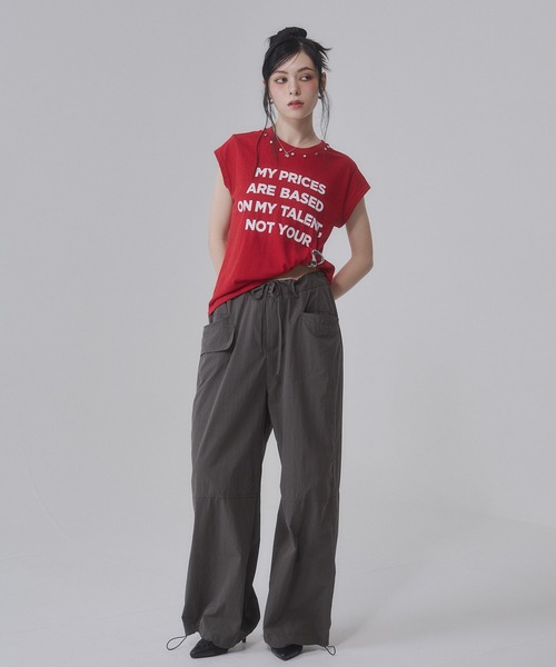 ENVYM(アンビー)の「スタッズ付き フロントロゴプリントルーズTシャツ(Tシャツ/カットソー・レディース・カーキ/レッド/ベージュ/グレー・FREE)」の10枚目の写真