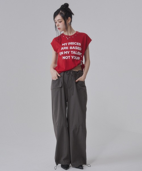ENVYM(アンビー)の「スタッズ付き フロントロゴプリントルーズTシャツ(Tシャツ/カットソー・レディース・カーキ/レッド/ベージュ/グレー・FREE)」の11枚目の写真