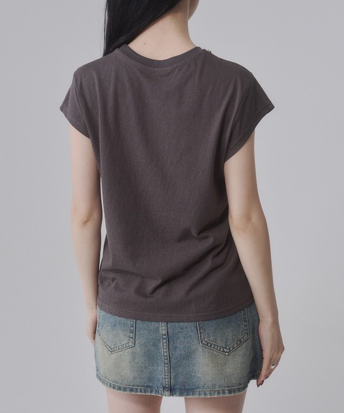 ENVYM(アンビー)の「スタッズ付き フロントロゴプリントルーズTシャツ(Tシャツ/カットソー・レディース・カーキ/レッド/ベージュ/グレー・FREE)」の17枚目の写真