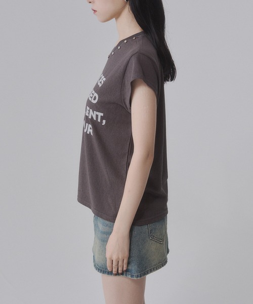 ENVYM(アンビー)の「スタッズ付き フロントロゴプリントルーズTシャツ(Tシャツ/カットソー・レディース・カーキ/レッド/ベージュ/グレー・FREE)」の16枚目の写真