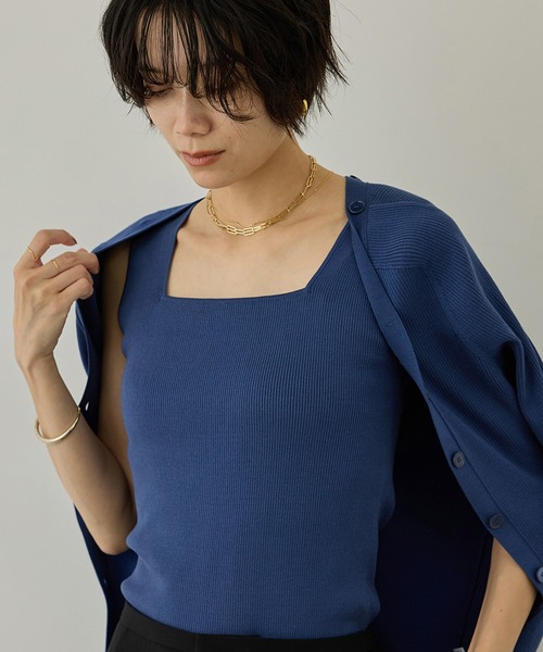 SALON adam et rope'(サロン アダム エ ロペ)の「シルクリブタンクトップ/ アンサンブル対応(タンクトップ・レディース・ブラック/ブルー/キャメル・FREE)」の1枚目の写真