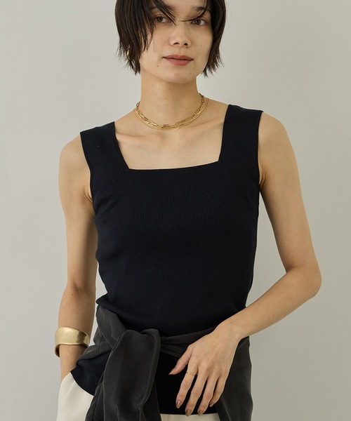 SALON adam et rope'(サロン アダム エ ロペ)の「シルクリブタンクトップ/ アンサンブル対応(タンクトップ・レディース・ブラック/ブルー/キャメル・FREE)」の2枚目の写真